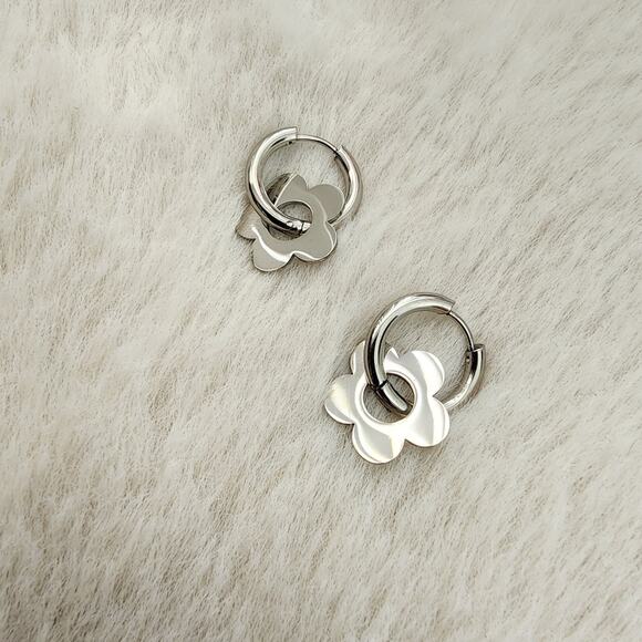 NEW Revolve Silver Flower Clover Huggie Hoop Earrings - Picture 4 of 8